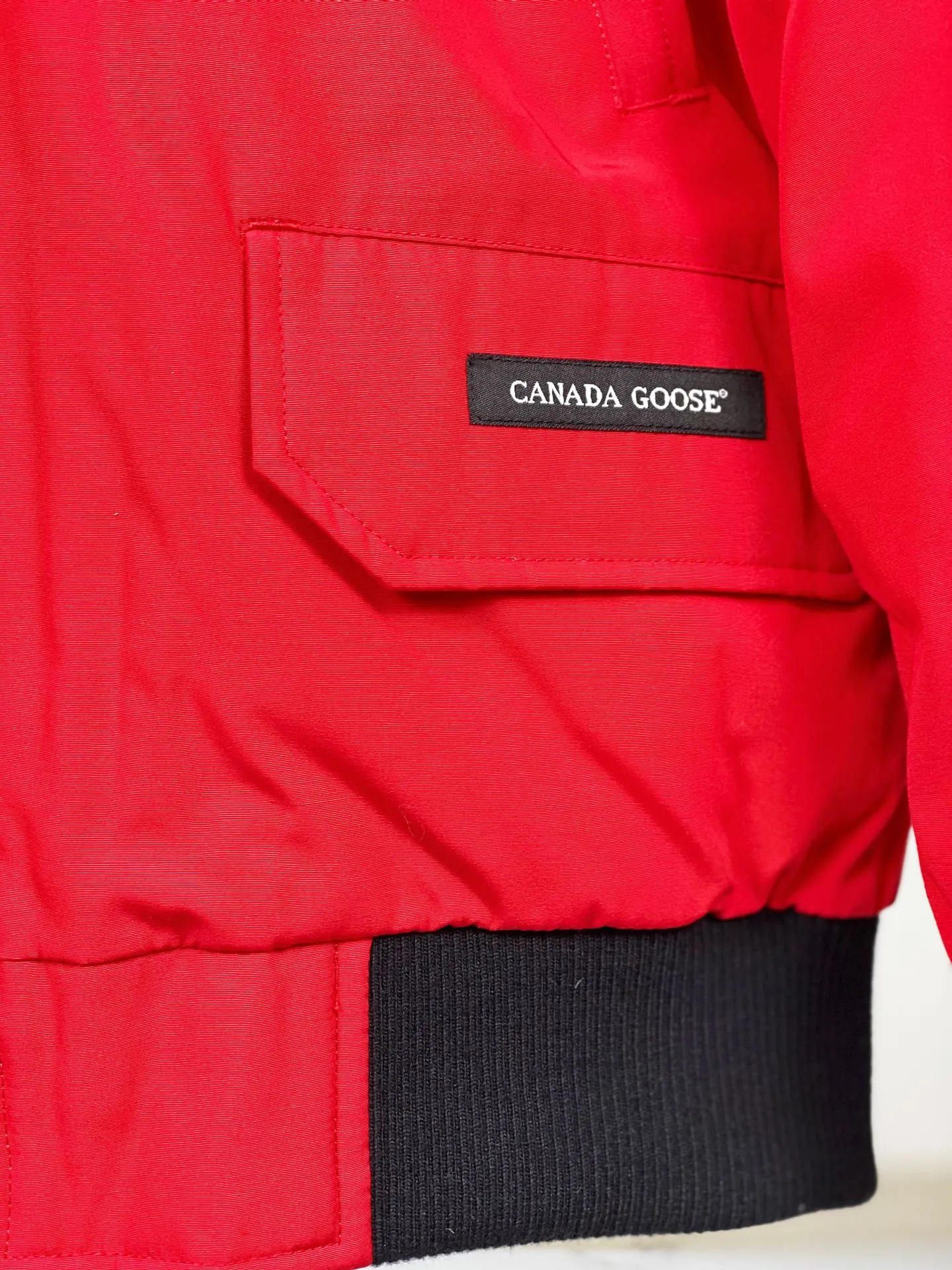 P780 Canada goose/Canada Goose Chilliwack 01 bomber jacket down jacket, authentic original clothing mold, all accessories are customized from the original factory. 💯The softness of the fabric is compared with the original product, and it can be restored by kneading at will (fabric misunderstanding: it is not a high-hardness fabric that is waterproof. Only those who buy the latest authentic version this year will notice the softness and comfort of the fabric) 💯The down is synchronized with the authentic white duck down, fluffy and not clumps, electronically controlled down filling machine. 💯Customized authentic YKK zipper pullers, high hardness and no jamming 💯The fur collar is custom-made from coyote skins in western Canada, the original version has the same origin 💯All workmanship and wiring are controlled by workers with more than ten years of service. They must be horizontal and vertical, and are not crooked. The inner wiring density is more sophisticated. Feel free to compare 💯Goose logo on sleeves, collar label, washed label, hangtag, zipper cord, pocket label, cuff thread, hem thread All details are updated simultaneously with the original product. The best version with the most complete colors. Sizes: XS-XXL (size chart attached below)